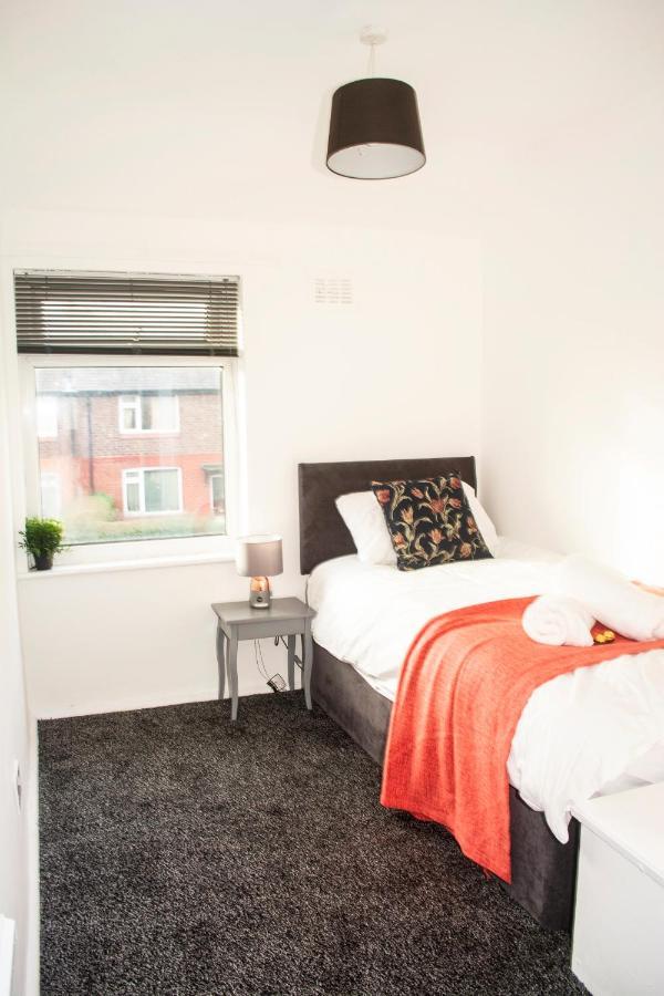 Trafford House - Stylish 3-Bed Home With Private Parking Manchester Exterior photo