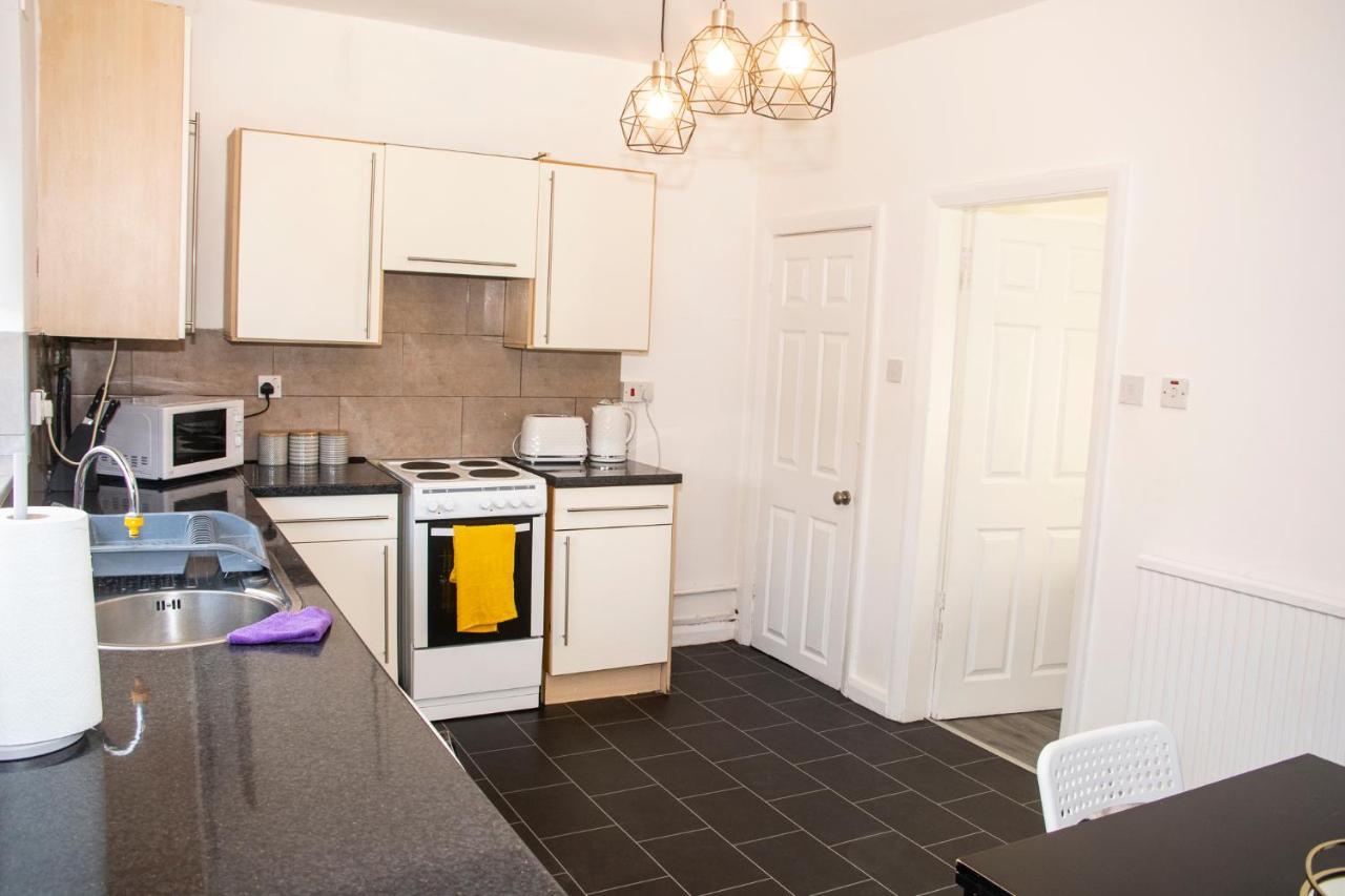 Trafford House - Stylish 3-Bed Home With Private Parking Manchester Exterior photo